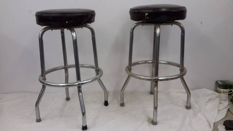 lot 106 image: Bar stools