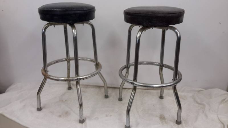lot 110 image: Bar stools