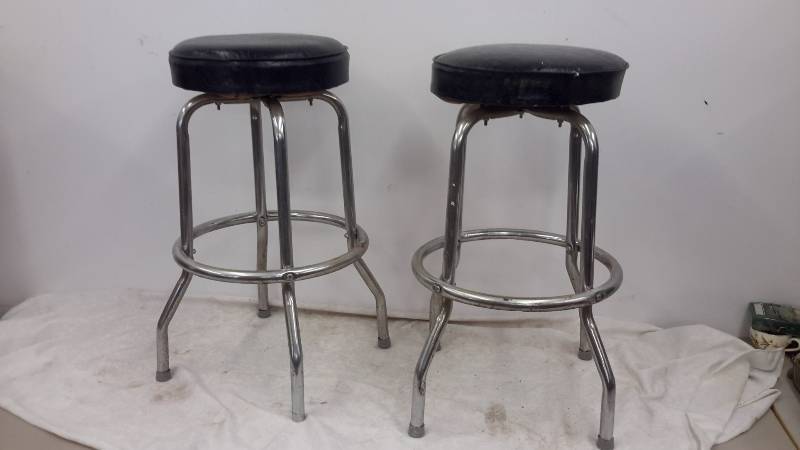 lot 111 image: Bar stools
