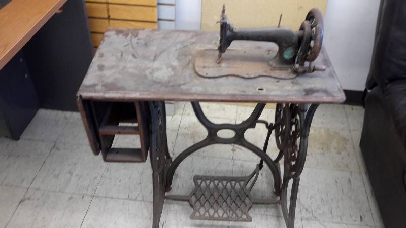lot 18 image: Sewing machine