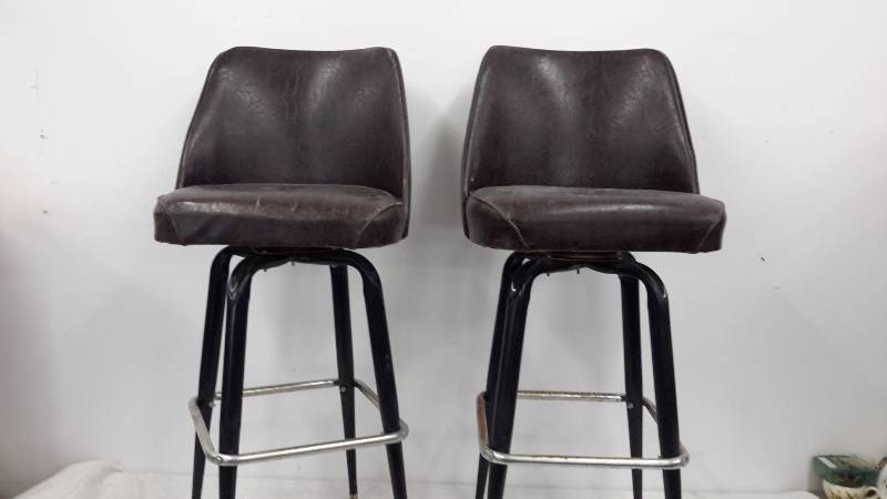 lot 21 image: Highback stools