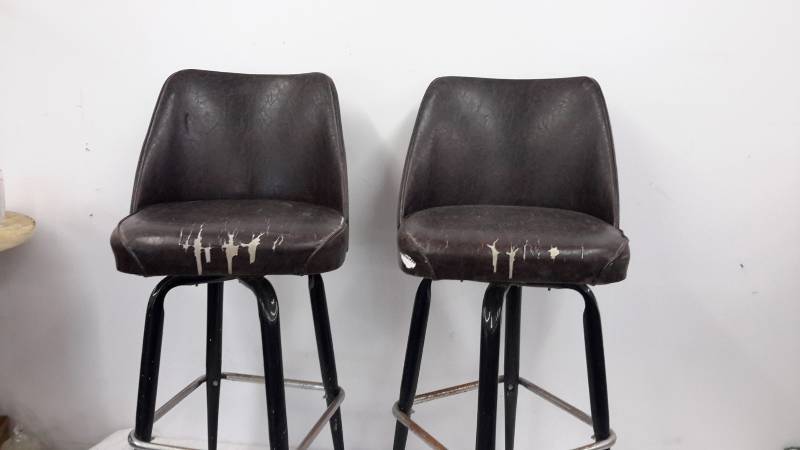 lot 22 image: Highback stools
