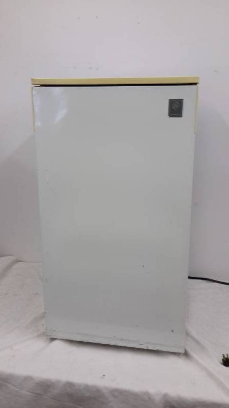 lot 23 image: Mini Fridge