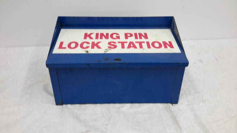 lot 30 image: Metal Box