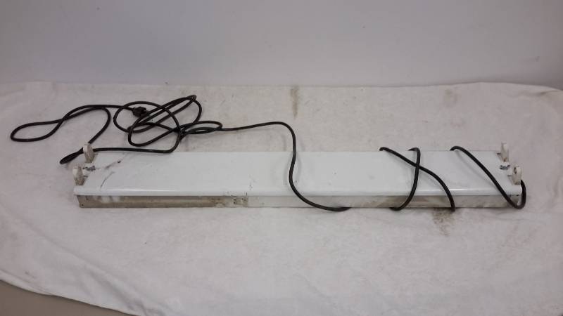 lot 103 image: Light fixture