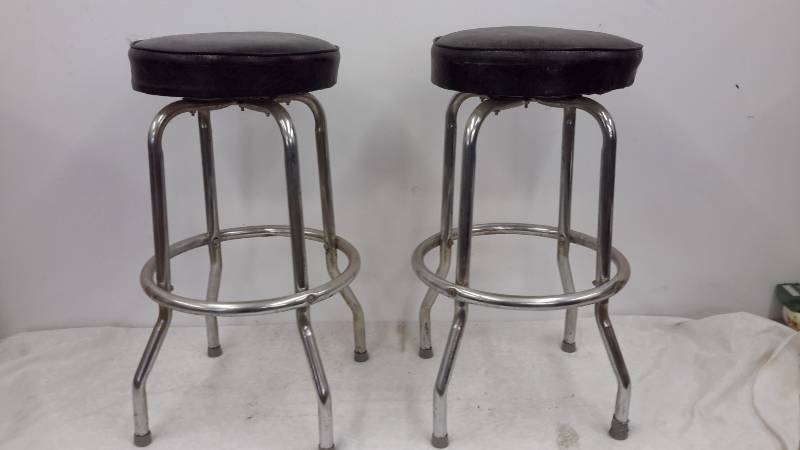 lot 105 image: Bar stools