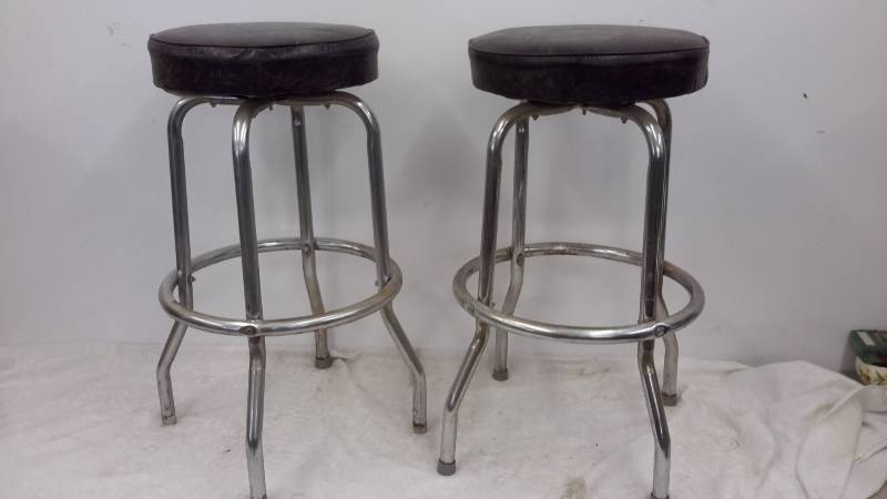 lot 107 image: Bar stools