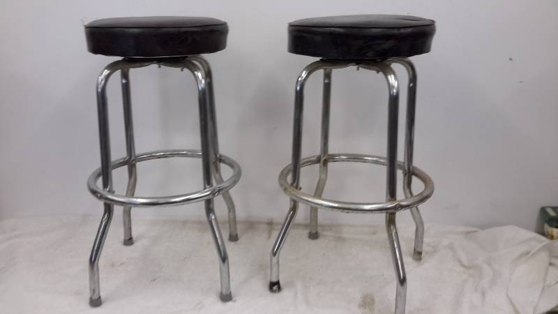 lot 108 image: Bar stools