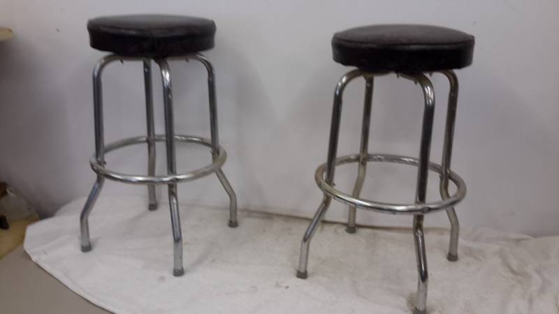 lot 109 image: Bar stools