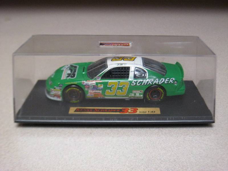 lot 3 image: #33 Die Cast Car In Case