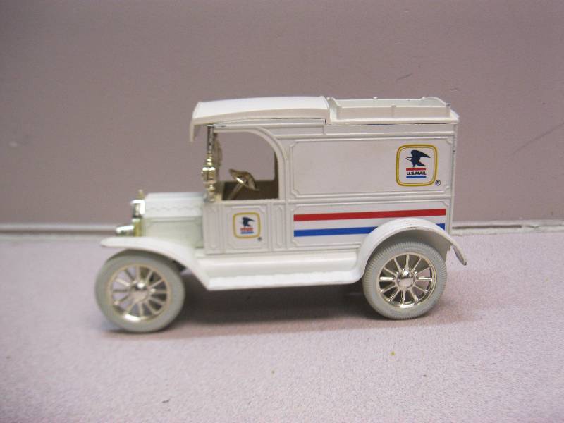 lot 5 image: Ertl US Postal Service Die Cast Car Bank