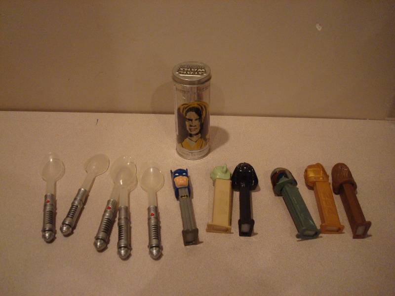 lot 26 image: Lot Of Star Wars Items, PEZ