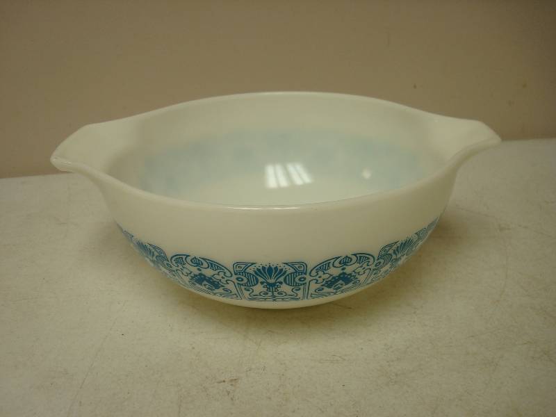 lot 32 image: Vintage Large Pyrex Mixing Bowl
