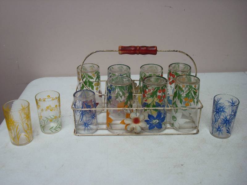 lot 36 image: Metal Flower Glass Rack With Some Drinking Glasses