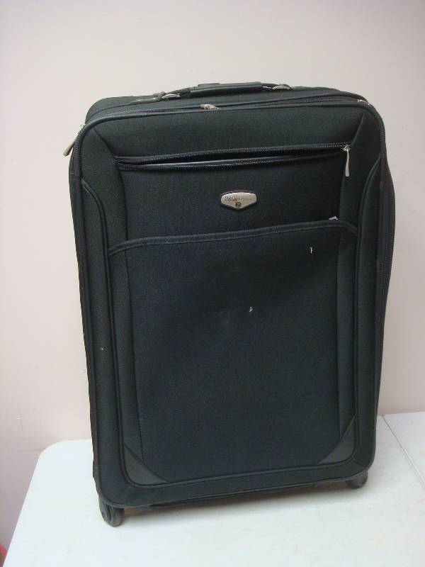 lot 46 image: Large Rolling Suit Case Bag. Used