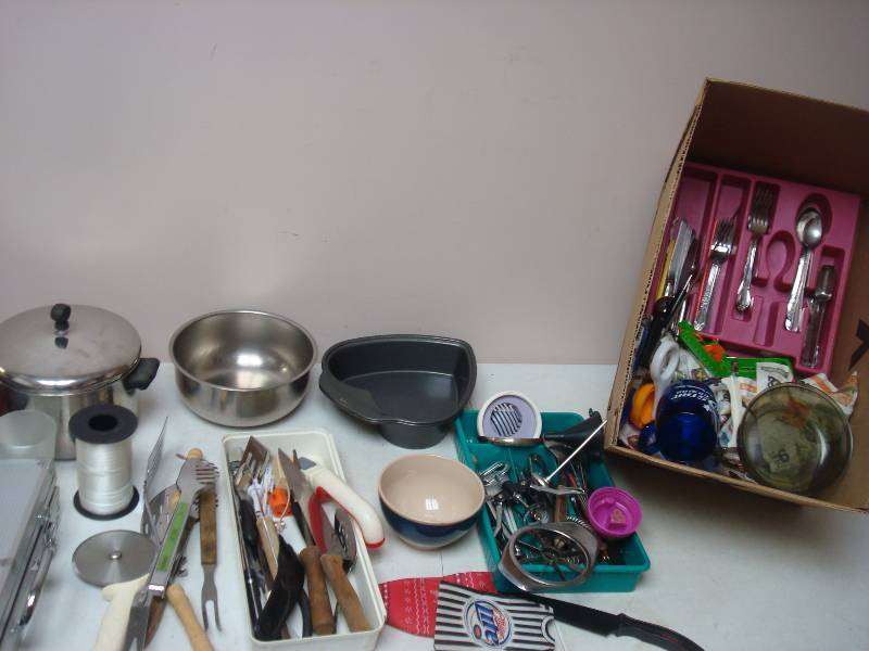 lot 55 image: Box Filled With Mixed Kitchen Items