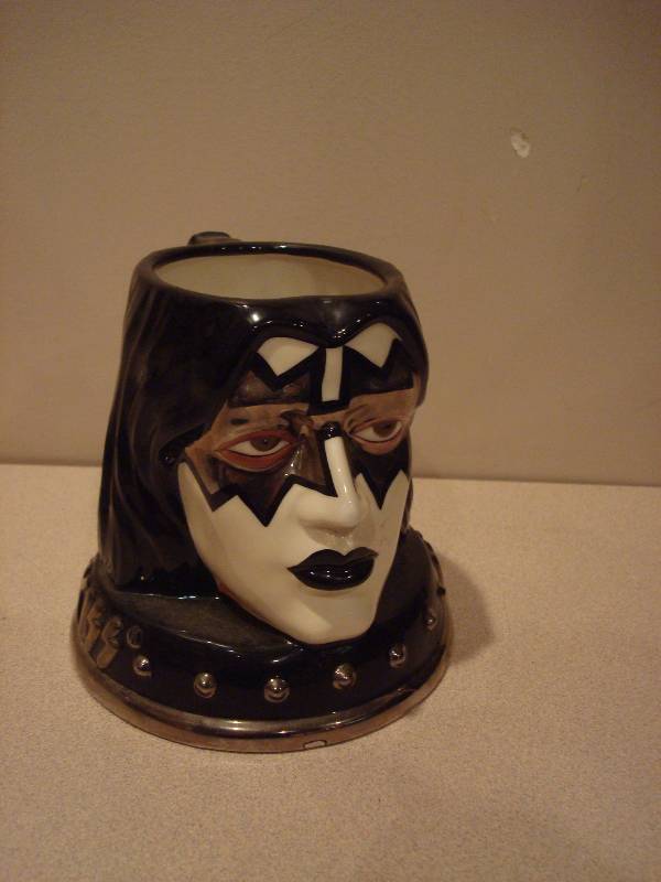 lot 80 image: KISS Mug, Has A Chip In It