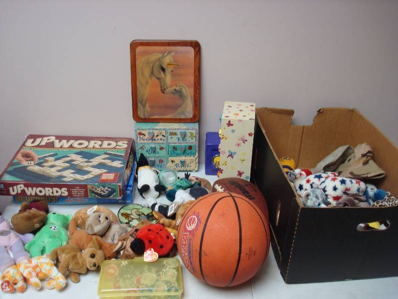 lot 87 image: Box With Some Mixed Items