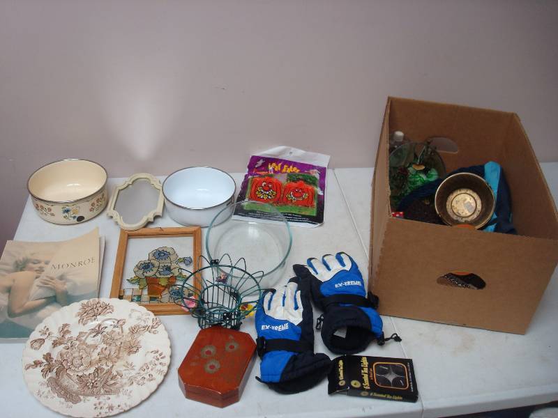 lot 111 image: Box With Some Mixed Items