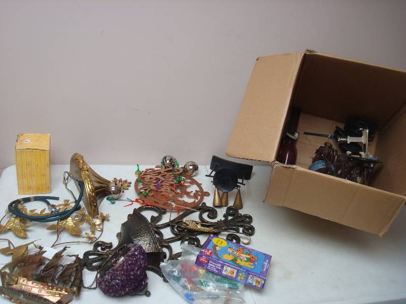 lot 112 image: Box With Some Mixed Items, Decor Items