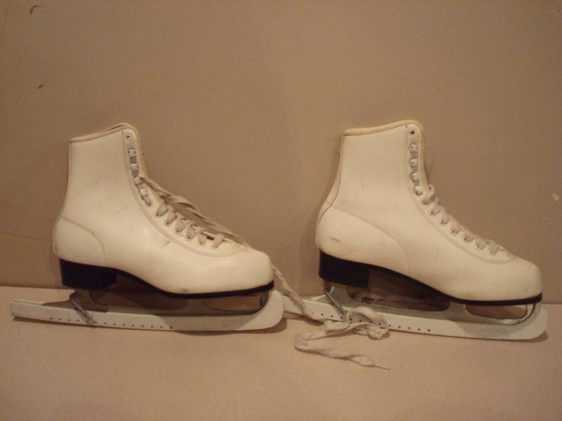 lot 121 image: Pair Of Women Skates, Size 10