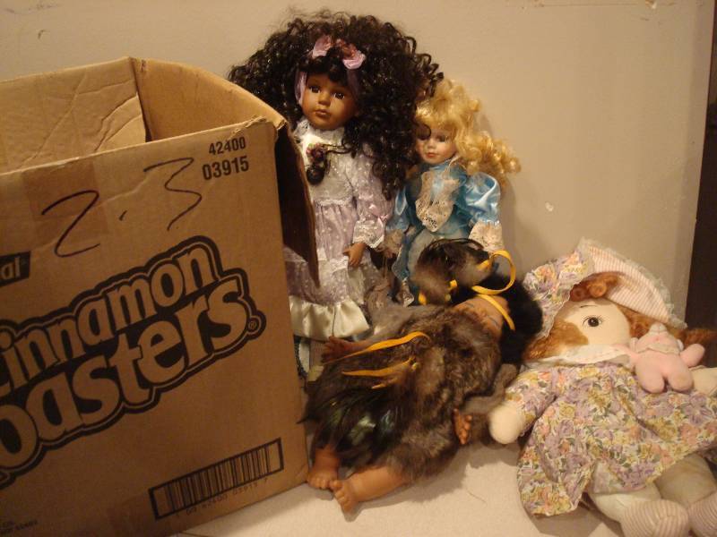 lot 124 image: Box With Porcelain Dolls