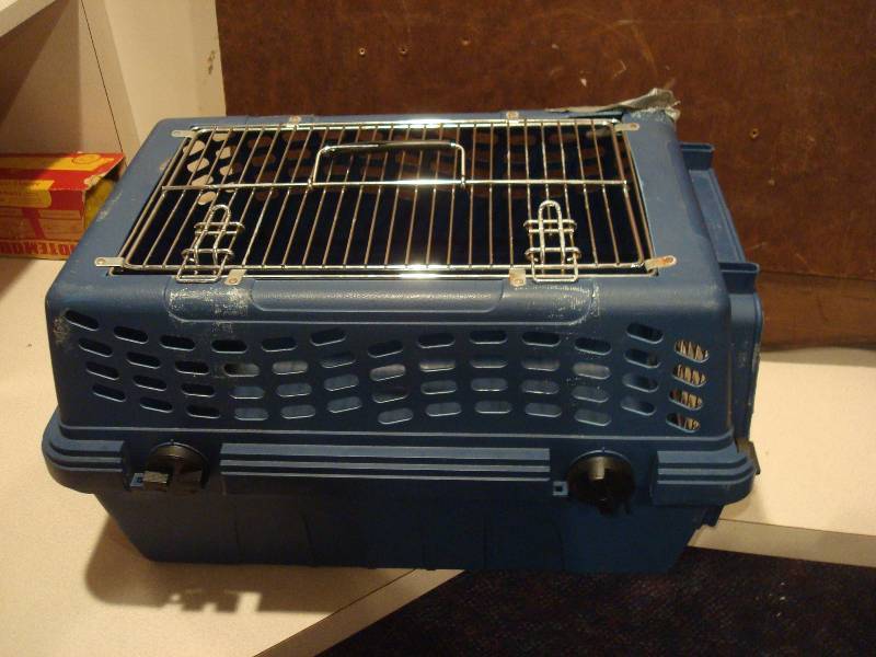 lot 129 image: Small Animal Cage, Has Small Crack