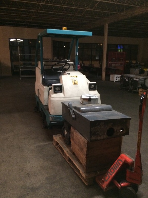 lot 14 image: Tennant floor machine