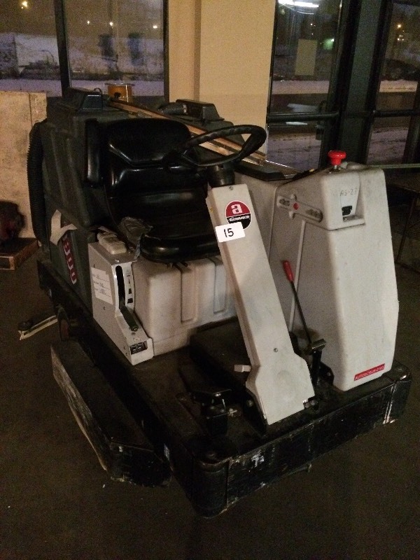 lot 15 image: Advance floor machine