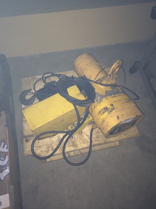 lot 17 image: Budgit hoist