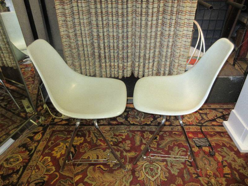 lot 4 image: Mid-Century Modern -  2 Funky Mint Green Molded Fiber Glass Chairs