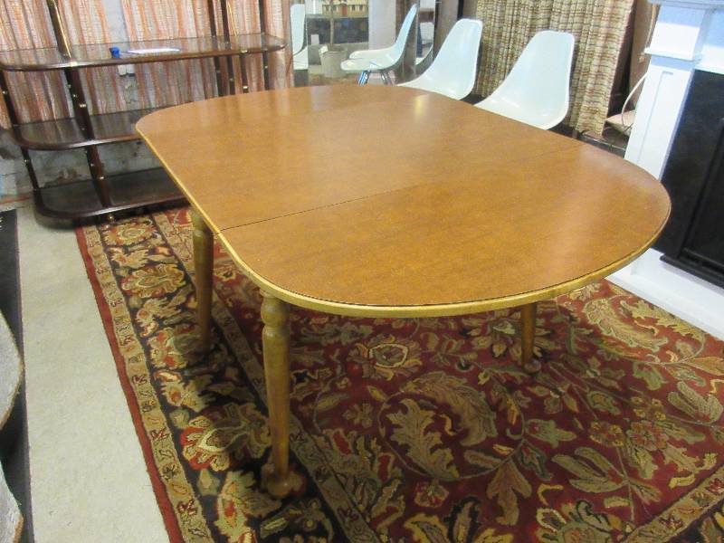 lot 7 image: Vintage Wood  Drop Leaf Table