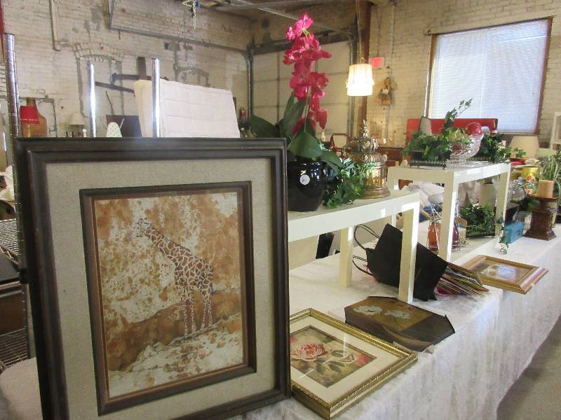 lot 10 image: Lot # 10 Smalls & Misc - Variety of items
