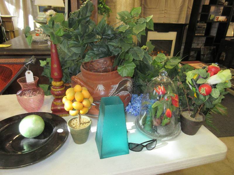lot 12 image: Lot # 12 Smalls & Misc - Variety of items