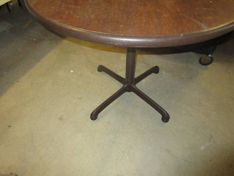 lot 19 image: Round Steelcase Table 36 Diameter