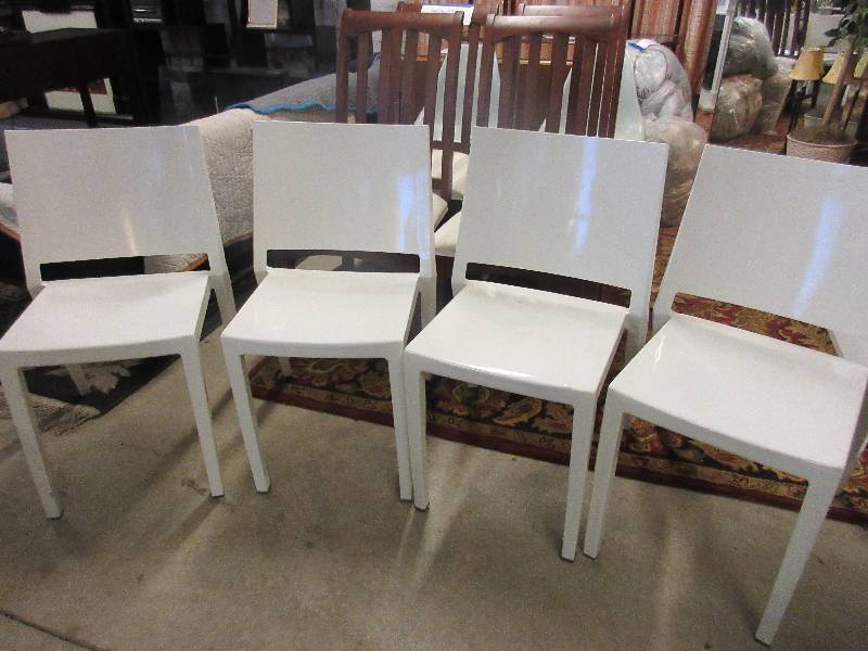 lot 20 image: 4 White Modern Metal Chairs