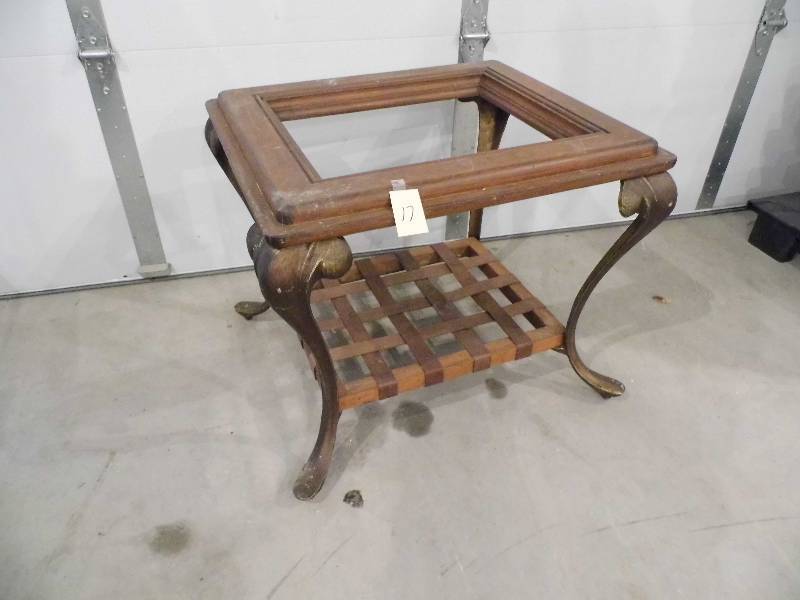 End Table w Metal Legs