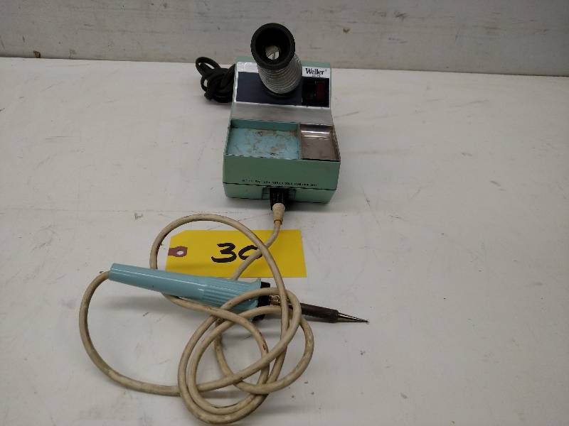lot 30 image: Weller Model TC202 Soldering Statio...