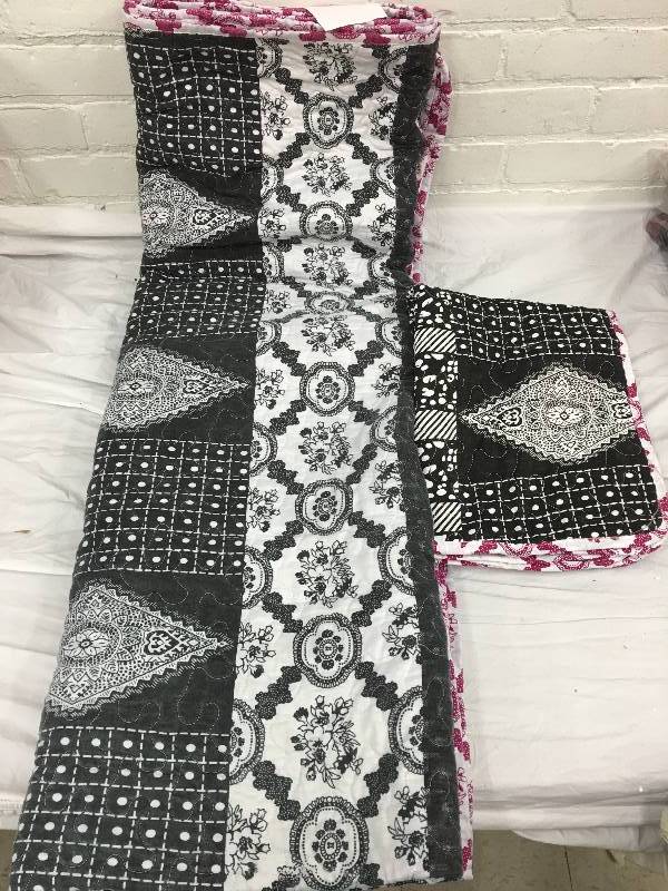 Black White Scroll Quilt Set retail $110