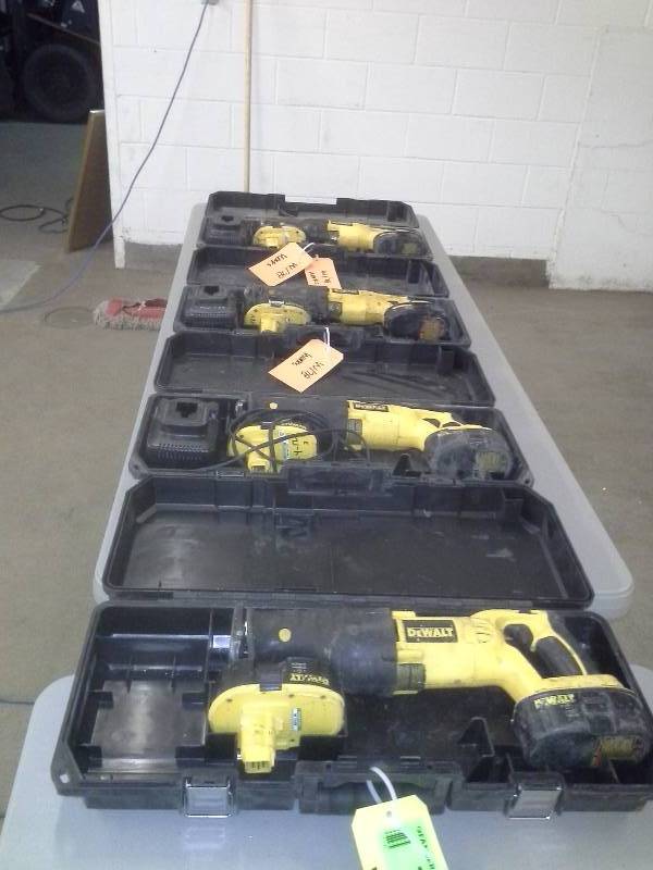 lot 78 image: (4) DeWalt DC385 Variable Speed Reciprocating Saws
