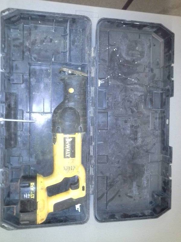 lot 81 image: (1) DeWalt DC385 Variable Speed Reciprocating Saws NON FUNCTIONING