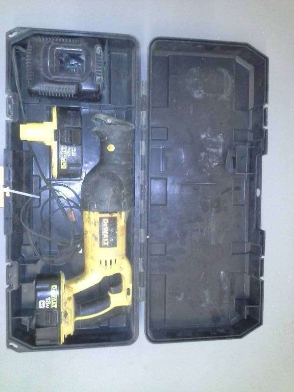 lot 82 image: (1) DeWalt DC385 Variable Speed Reciprocating Saws NON FUNCTIONING