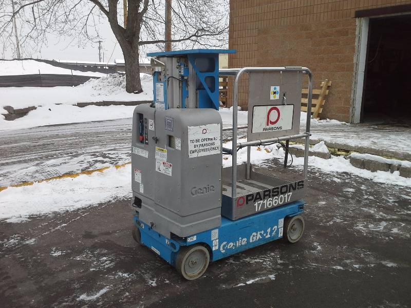 Genie GR-12 Manlift