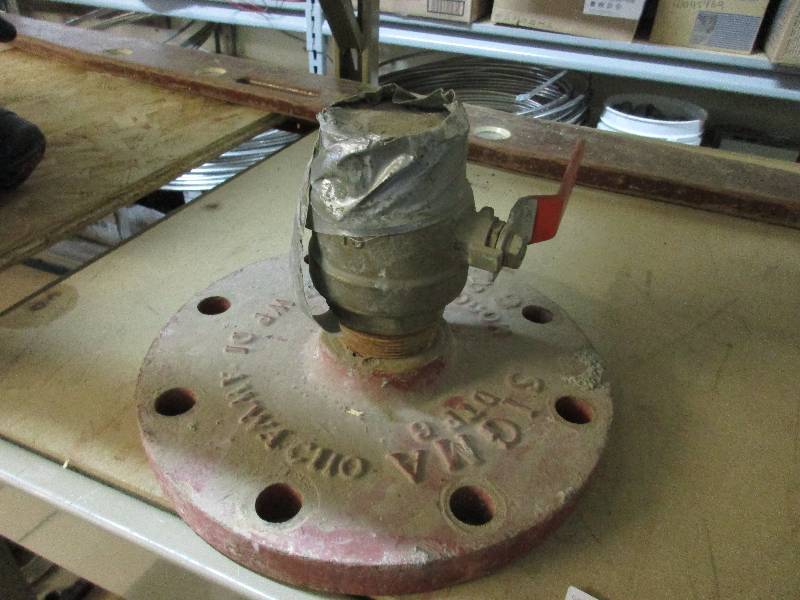Flange with valve