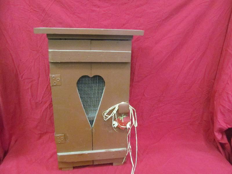 lot 3 image: wall cabinet