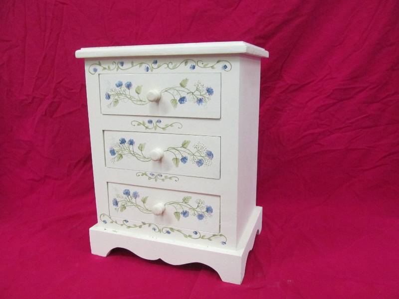 lot 7 image: dresser box