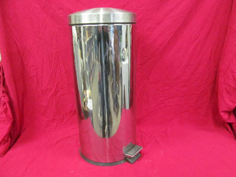 lot 16 image: trash can