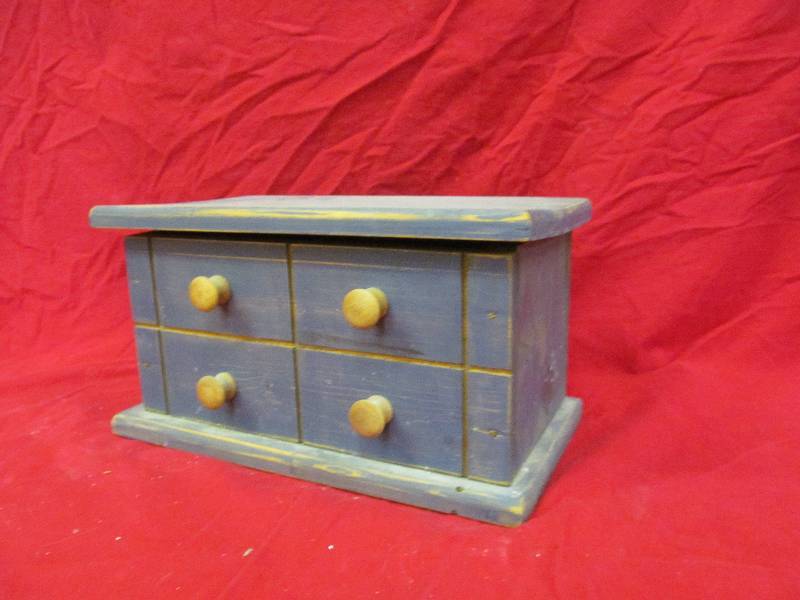 lot 42 image: dresser box