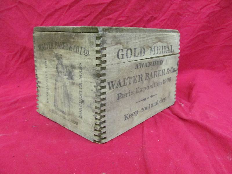 lot 60 image: vintage box