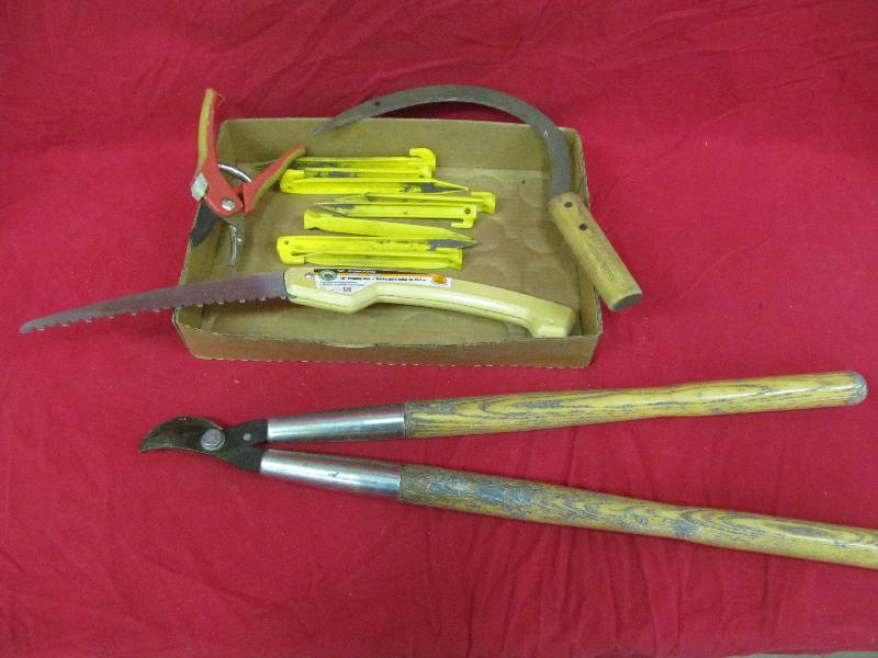 lot 79 image: garden tools